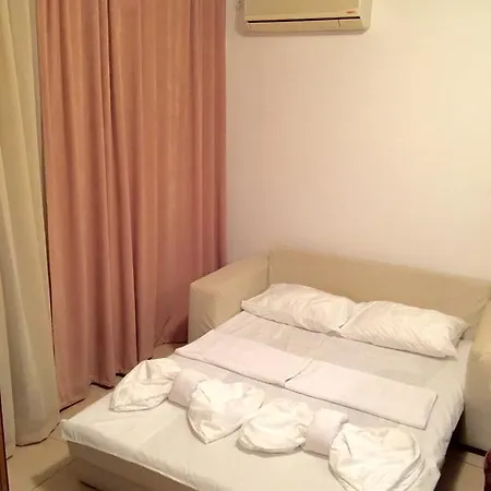 Bratanov In Ashton Hall Apartment