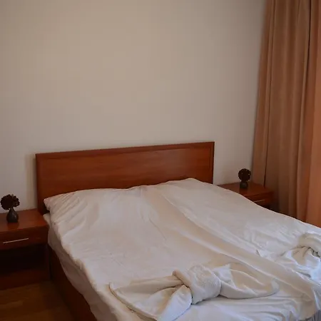 Bratanov In Ashton Hall Apartment